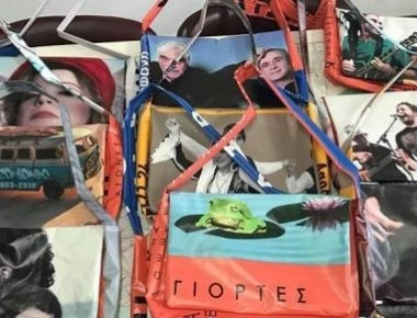 Νέα Σμύρνη: Μάζεψαν τα διαφημιστικά πανό από τους δρόμους και τα μετέτρεψαν σε τσάντες (φωτο)